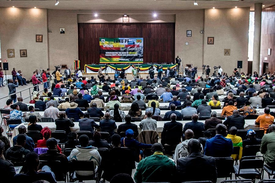 津巴布韋執政黨非洲民族聯盟愛國陣線(民盟)，周日（11月19日）召開特別會議，投票贊同解除總統穆加貝的黨主席和第一書記的職務。（圖源：AFP）