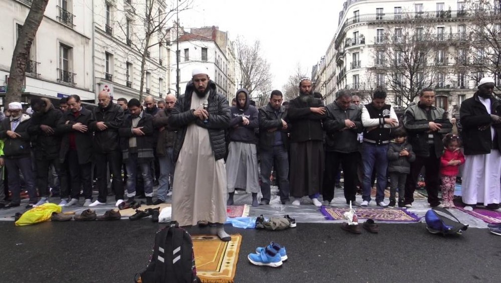 巴黎郊區克利希鎮的穆斯林街頭祈禱活動。（圖源：互聯網）