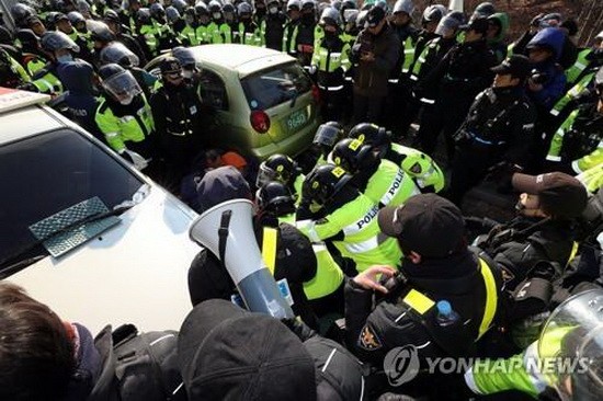 警察強制解散阻止施工車輛駛入的當地居民。（圖源：韓聯社）
