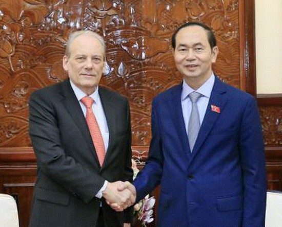 國家主席陳大光昨(23)日在主席府接見了值工作任期屆滿前來辭別的烏拉圭駐越南特命全權大使卡洛斯‧伊利加賴‧桑塔納。（圖源：VOV）