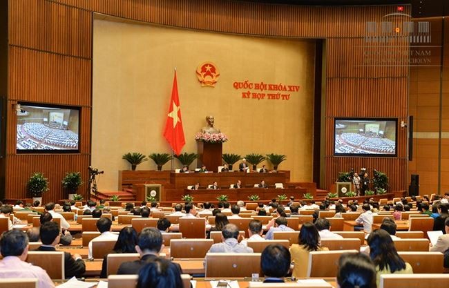 國會代表昨(23)日上午在會場繼續第4次會議議程，討論《網絡安全法》草案。（圖源：Quochoi.vn）