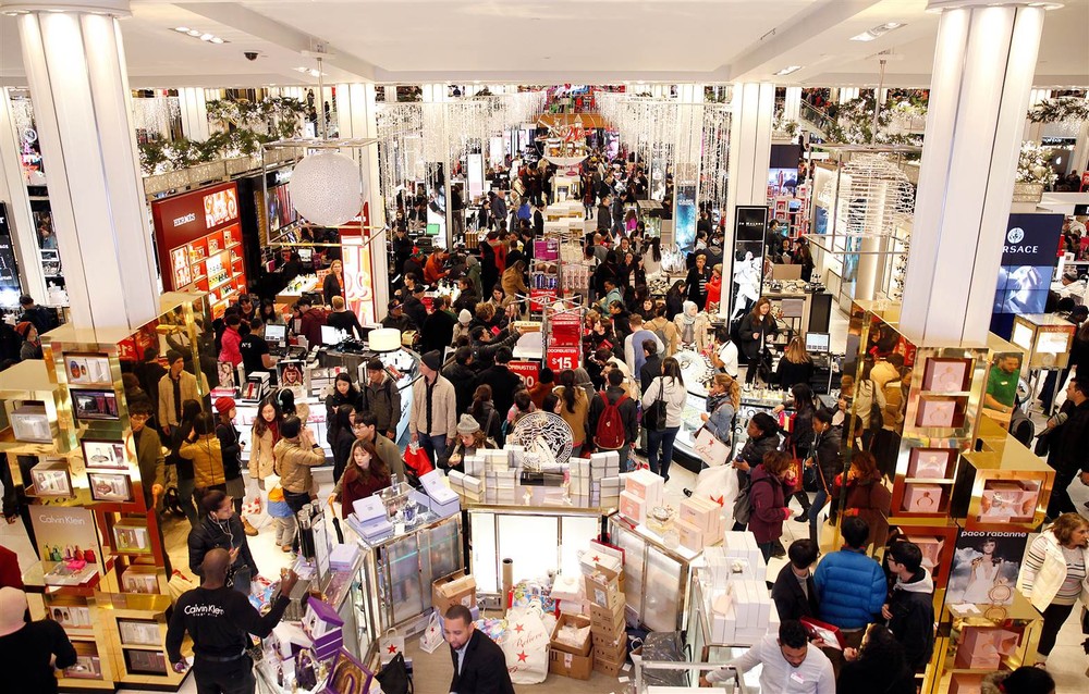 黑色星期五在美國紐約市，數千名購物者湧向先鋒廣場梅西百貨公司大搶購。（圖源：AP）