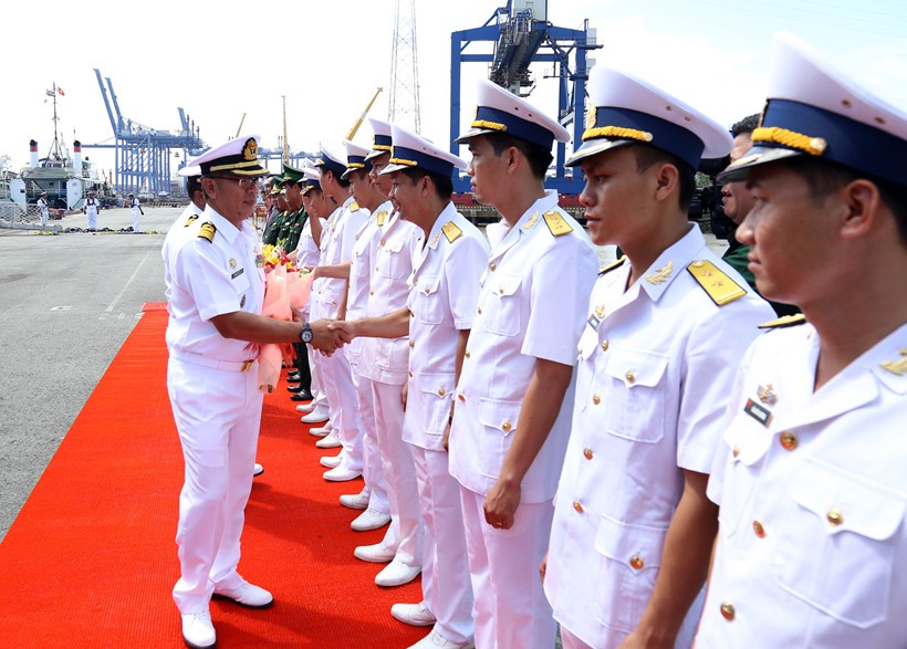 海軍第二區專業幹部軍人迎接馬來西亞軍艦領導。（圖源：武響）