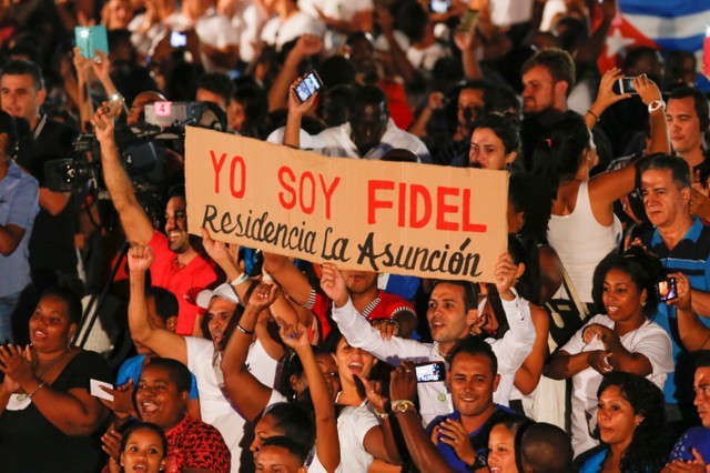 數千名古巴民眾聚集在首都哈瓦那大學門前的台階上，參加古巴青年共產主義聯盟組織的活動，紀念古巴革命領導人菲德爾‧卡斯特羅去世一週年。（圖源：路透社）
