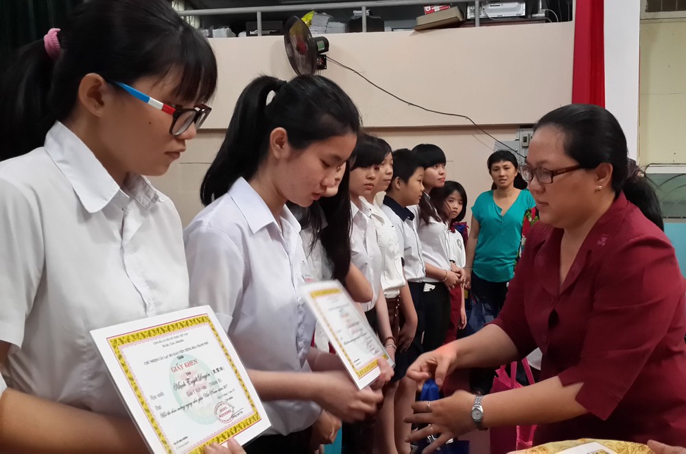 市華語教師俱樂部主任王桂秋向學生頒獎。
