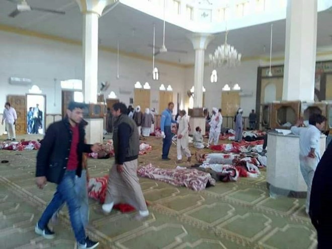 國家主席陳大光向阿拉伯埃及共和國總統阿卜杜勒法塔赫塞西致電慰問。圖為埃及一座清真寺遭遇恐怖爆炸襲擊，導致數百名無辜民眾傷亡。（圖源：互聯網）