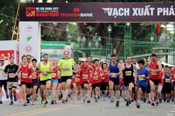 本市昨(26)日舉辦2017年越南技商商業股份銀行(Techcombank)國際馬拉松賽，來自44個國家逾5000名運動員參加比賽。（圖源：越通社）