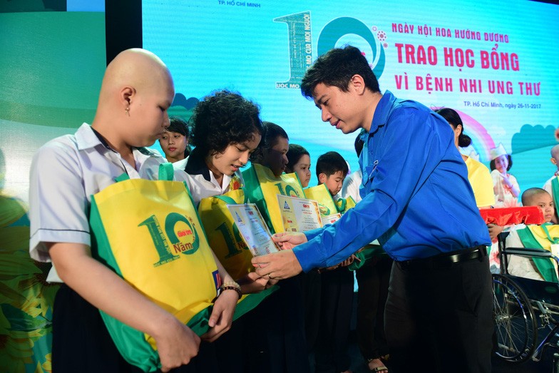 共青團市委常務副書記阮越桂山向癌症病童頒發助學金和贈送禮物。（圖源：光定）