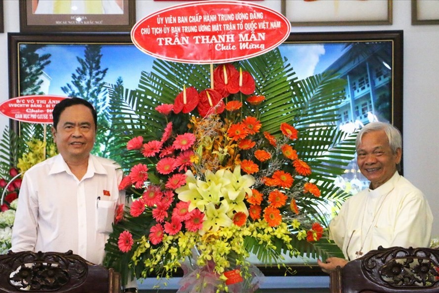 越南祖國陣線中央委員會主席陳清敏(左)祝賀東川市教區主教陳春肖。