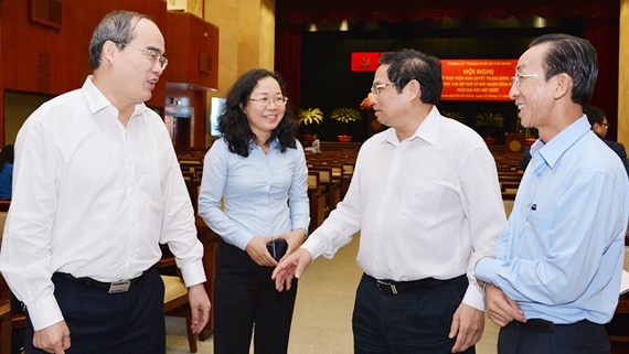 中央組織部長范明政(右二)在會議小休時，與市委書記阮善仁(左一)交談。（圖源：越勇）