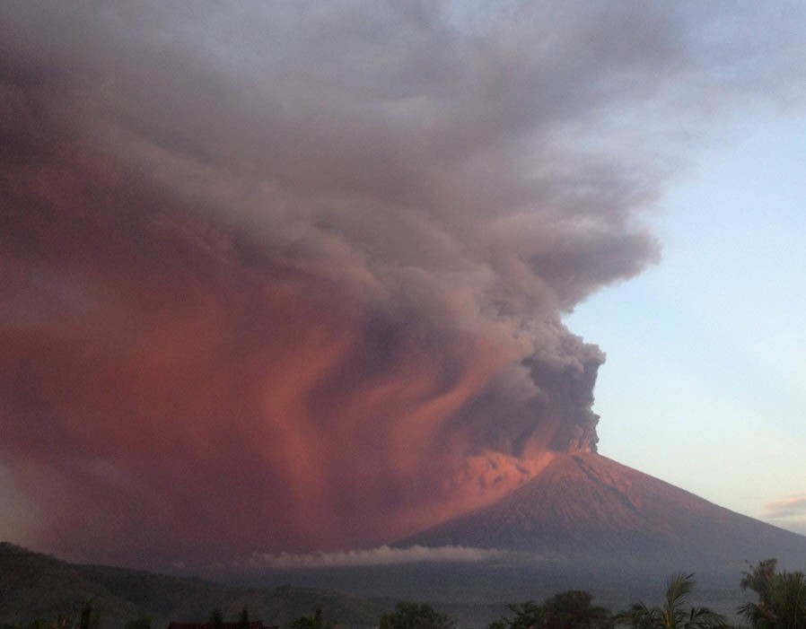 阿貢火山噴發。（圖源：路透社）