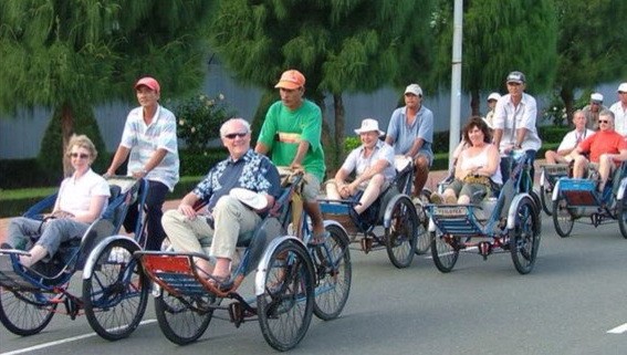 在頭頓市坐人力三輪車參觀城市是一種趣味的體驗。