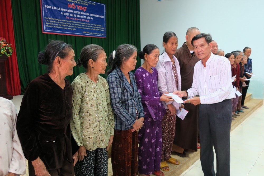 在本報的委託下，陳健安先生把讀者捐助的善款贈送予災民。 