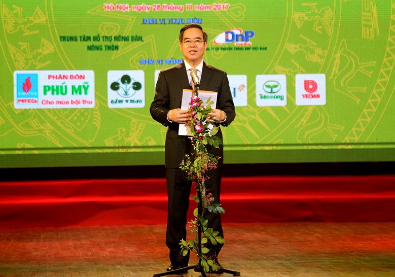 中央經濟部長阮文平在第四次“模範農產品”推崇儀式上致詞。（圖源：國英）