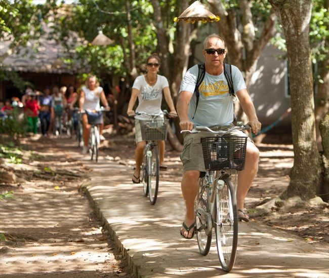 外國遊客在芹苴市騎自行車觀光。