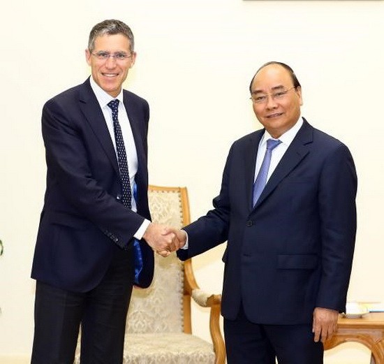 政府總理阮春福(右)接見法國VINCI集團主席傑羅米‧斯塔布勒(Jerome Stubler)。（圖源：統一）