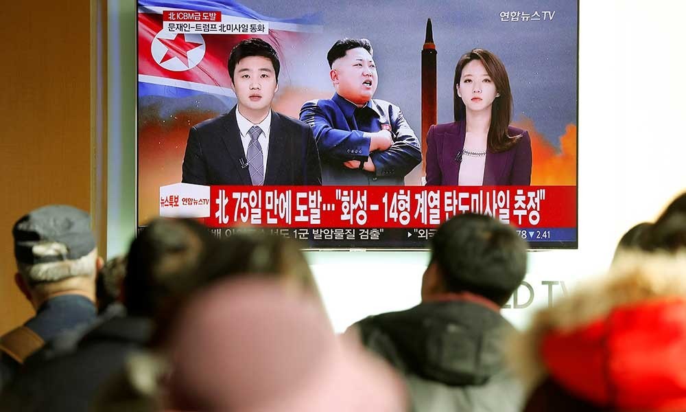朝鮮電視台播放該國發射彈道導彈消息畫面。（圖源：路透社）