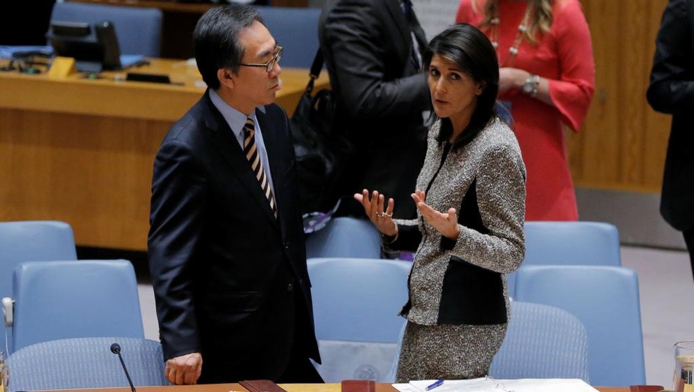 美國常駐聯合國代表妮基·黑莉(Nikki Haley)與韓國常駐聯合國代表趙太烈(Cho Tae-yul)在安理會緊急會議上交談。（圖源：路透社）