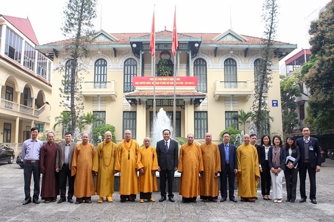 越南祖國陣線中央委員會主席陳清敏與越南佛教教會代表團合影留念。（圖源：葉榮）