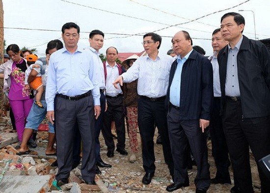 政府總理阮春福前往慶和省視察因12號颱風造成損失的克服工作。（圖源：VOV）
