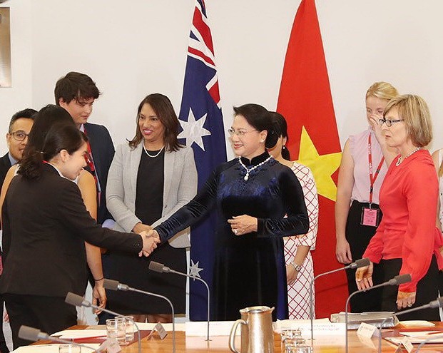 國會主席阮氏金銀接見在澳大利亞留學的越南學生。（圖源：VOV）