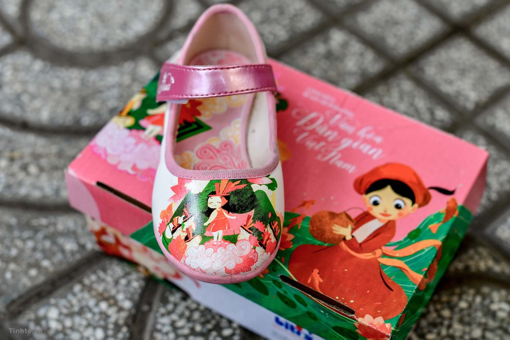 帶有越南民間故事人物圖案的童鞋。