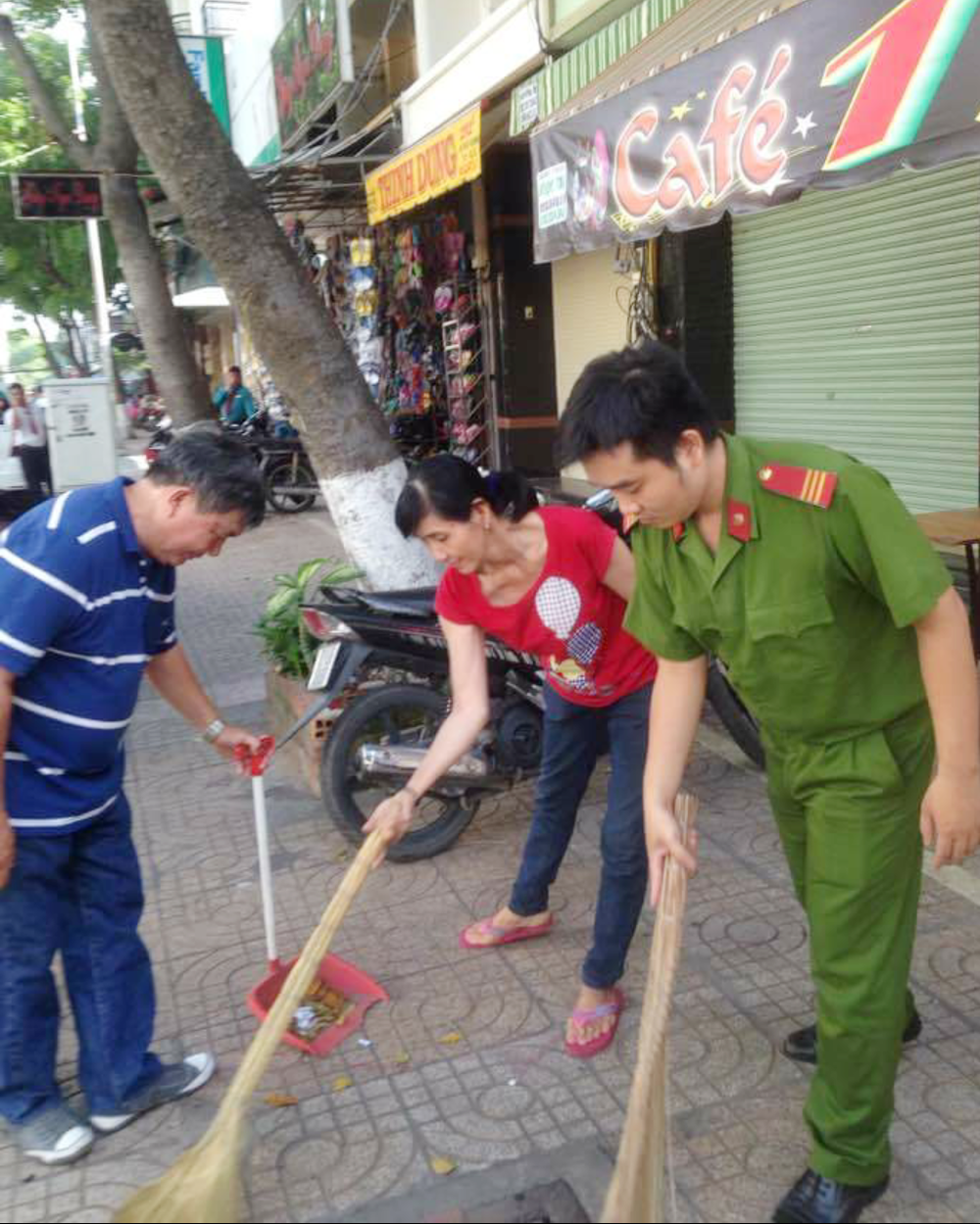 公安與人民一起清掃街道。