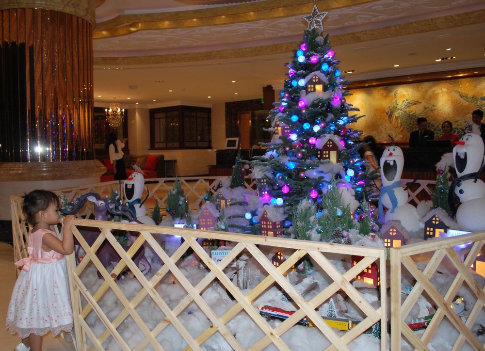 喜迎聖誕在大廈、酒樓作應景裝飾的聖誕樹。
