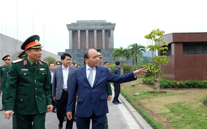 政府總理阮春福(右)親自前去檢查中心調度工程。（圖源：光孝）