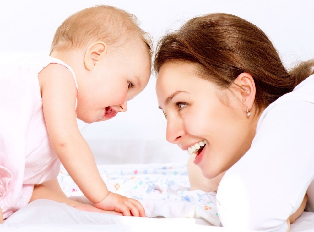眼神交流可使嬰兒與成人腦電波同步。（示意圖源：互聯網）