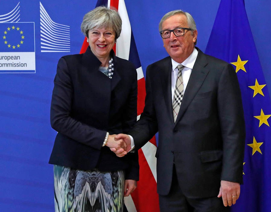 英國首相特蕾莎‧梅（左）與歐盟委員會主席容克會面。（圖源：路透社）