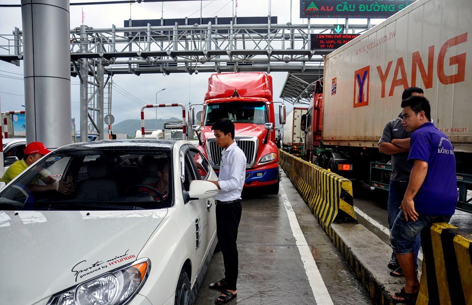 慶和省寧安 BOT 收費站交通再次堵塞。（圖源：Zing.vn）