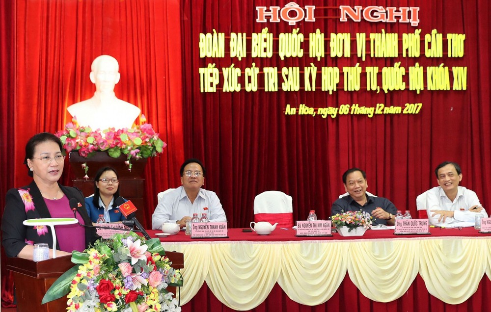 國會主席阮氏金銀回答芹苴市選民的詢問。