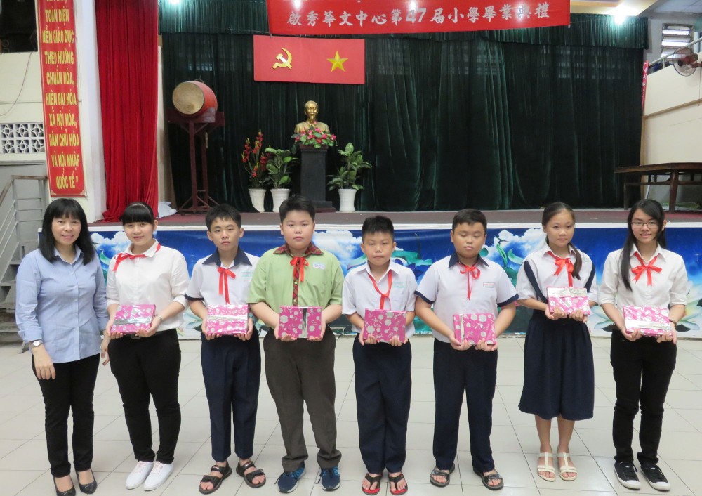 啟秀華文中心小學畢業典禮的7名獲獎優秀生。