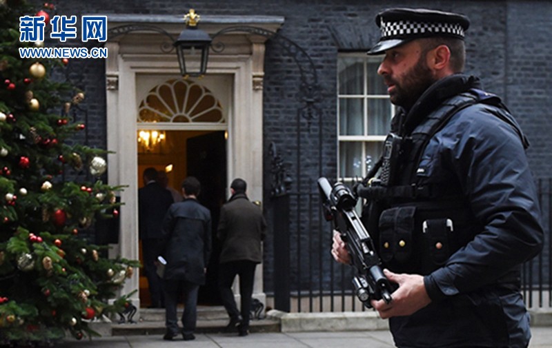 英警方挫敗一起暗殺首相陰謀。圖為英國倫敦武裝警察在唐寧街10號外巡邏。（圖源：新華網）