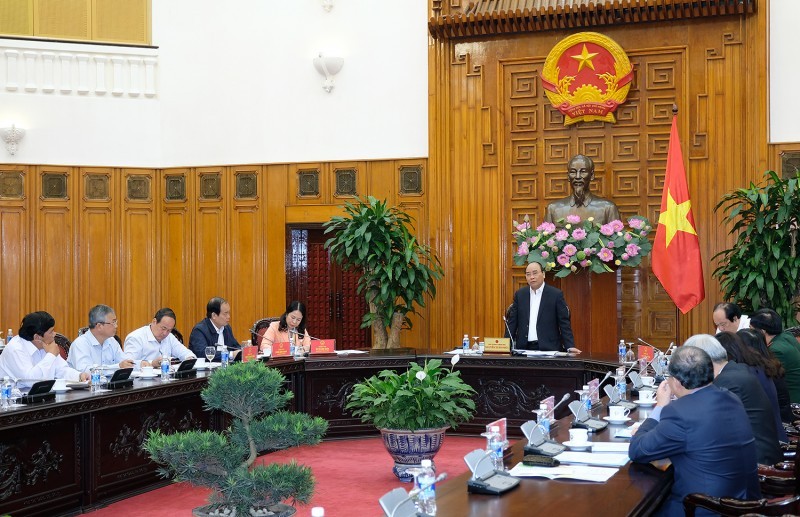 政府總理阮春福在會議上提出指導意見。（圖源：陳海）