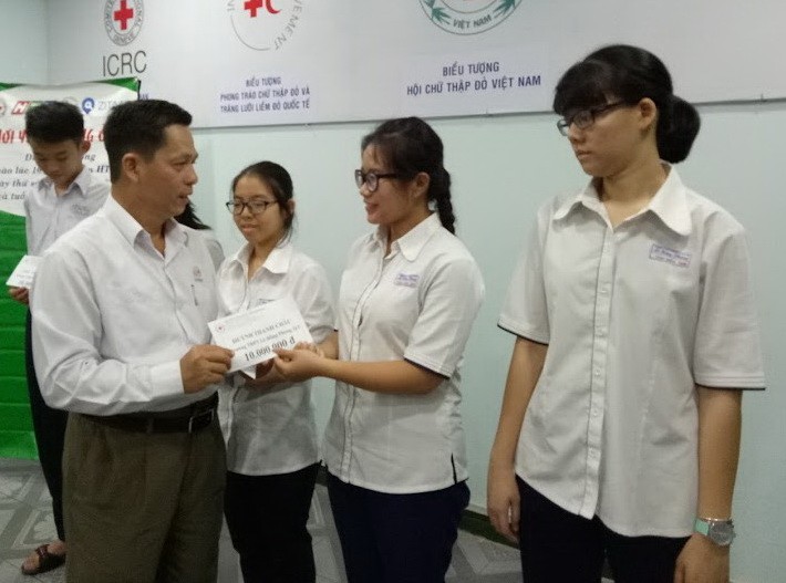 市紅十字會副主席陳文俊向黃青珠頒發獎助學金。