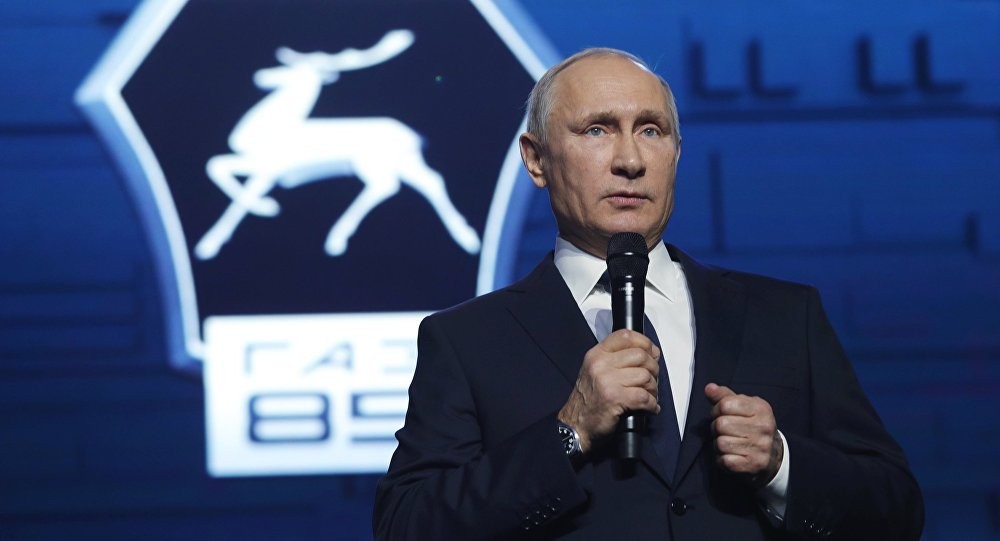 當地時間6日，俄羅斯下諾夫哥羅德，俄羅斯總統普京出席高爾基汽車廠85週年慶典活動，正式宣佈將參加2018年總統選舉。（圖源：Sputnik）