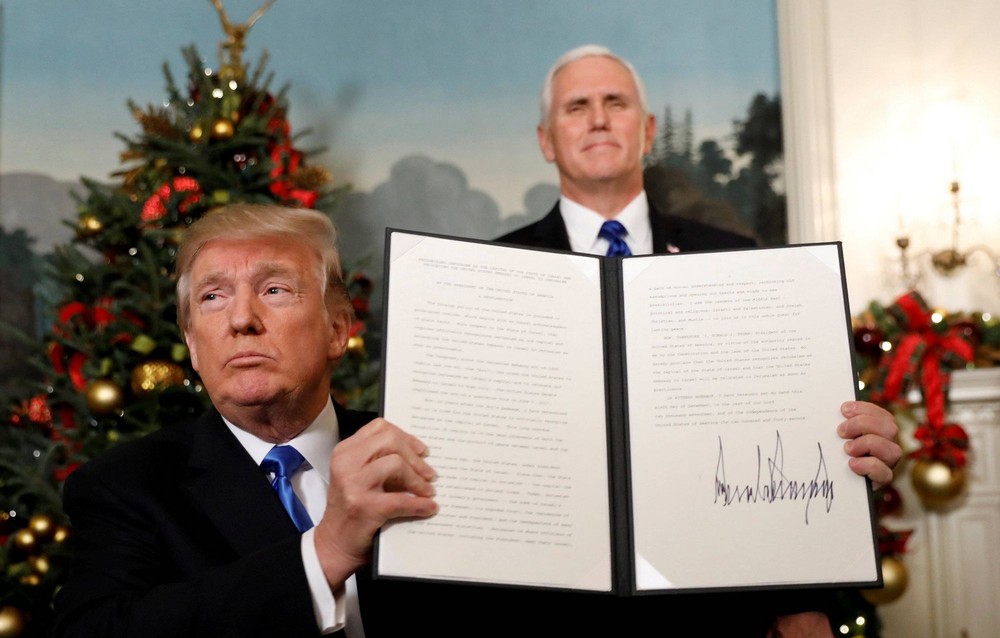 特朗普展示簽署美國承認耶路撒冷為以色列首都的公告。 （圖源：路透社）