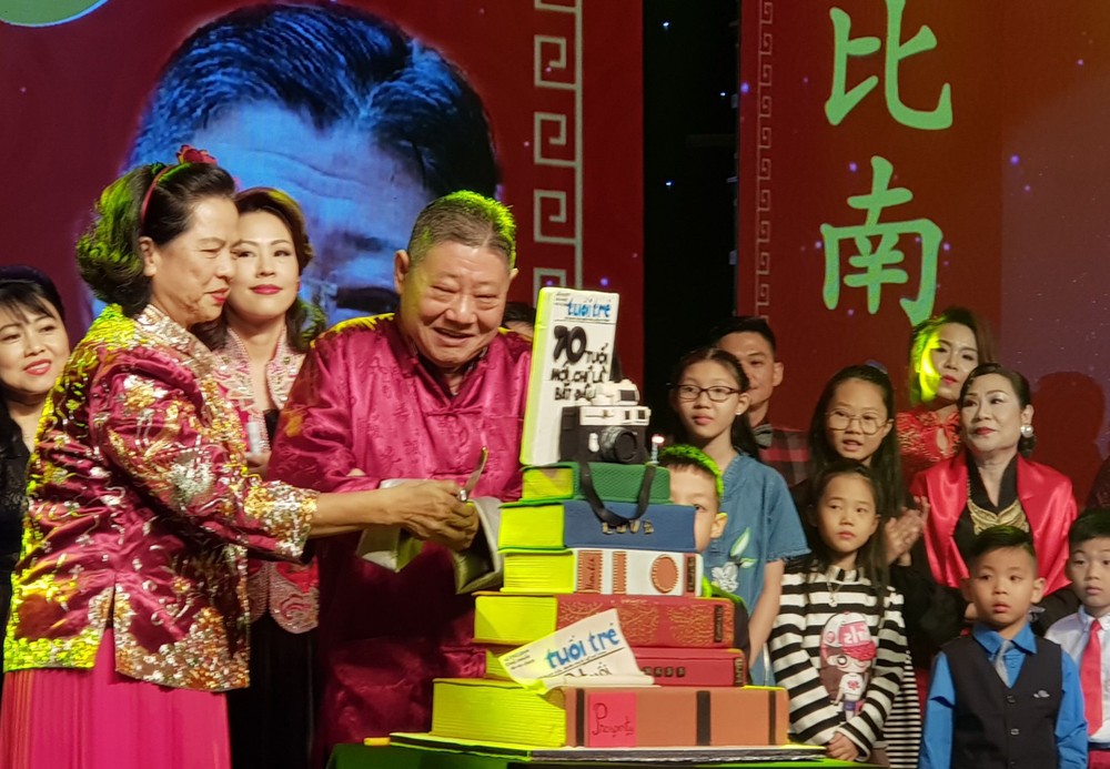 杭慰瑤先生和家人切生日蛋糕慶祝。