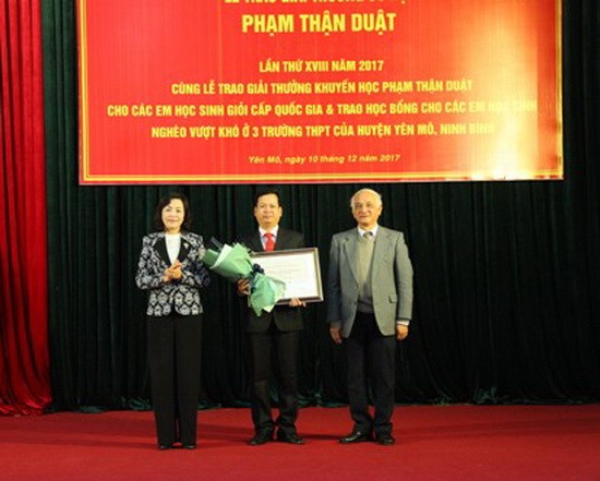 黎海登(中)博士獲頒第十八次“范慎矞史學獎”二等獎。