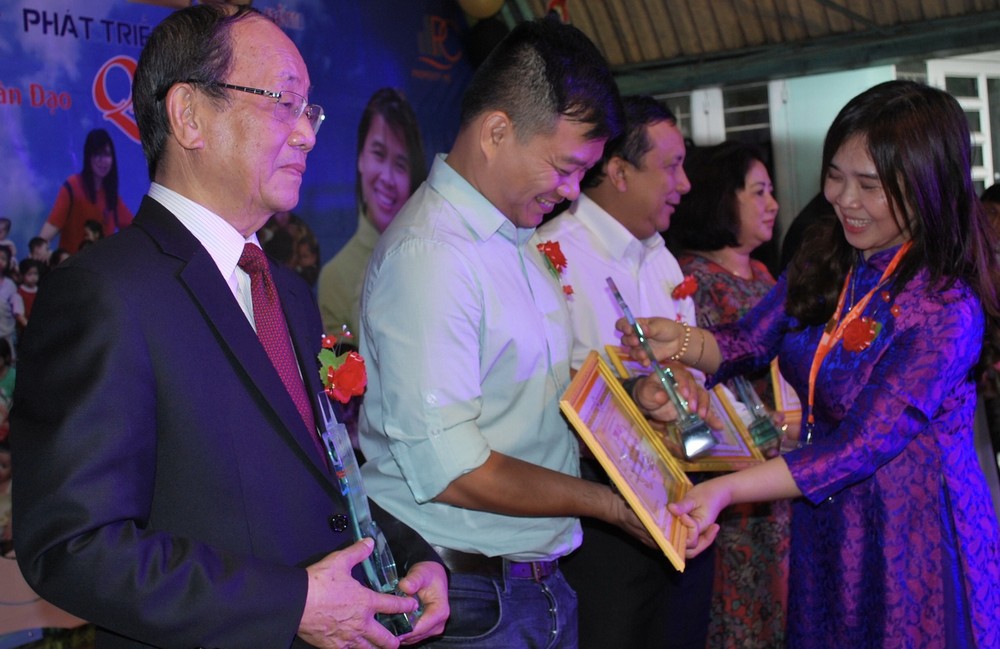 黃小香主任向潘演同志(左一)與楊迪生頒發表彰書。