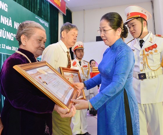 市委副書記武氏蓉向越南英雄母親家屬追授高貴稱號。（圖源：越勇）