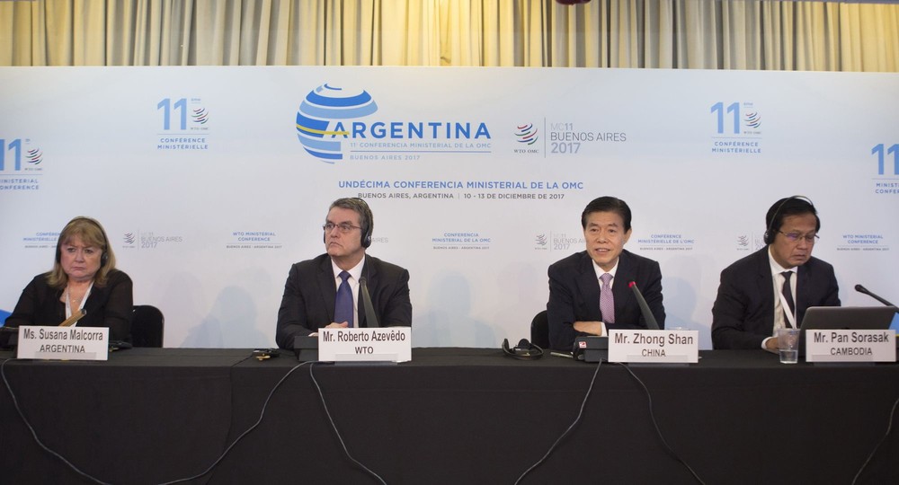 世界貿易組織總幹事羅伯托‧阿澤維多（左二）出席圓桌會。 （圖源：互聯網）