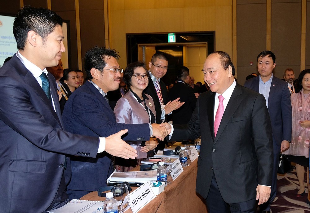 政府總理阮春福與企業交談。（圖源：光孝）