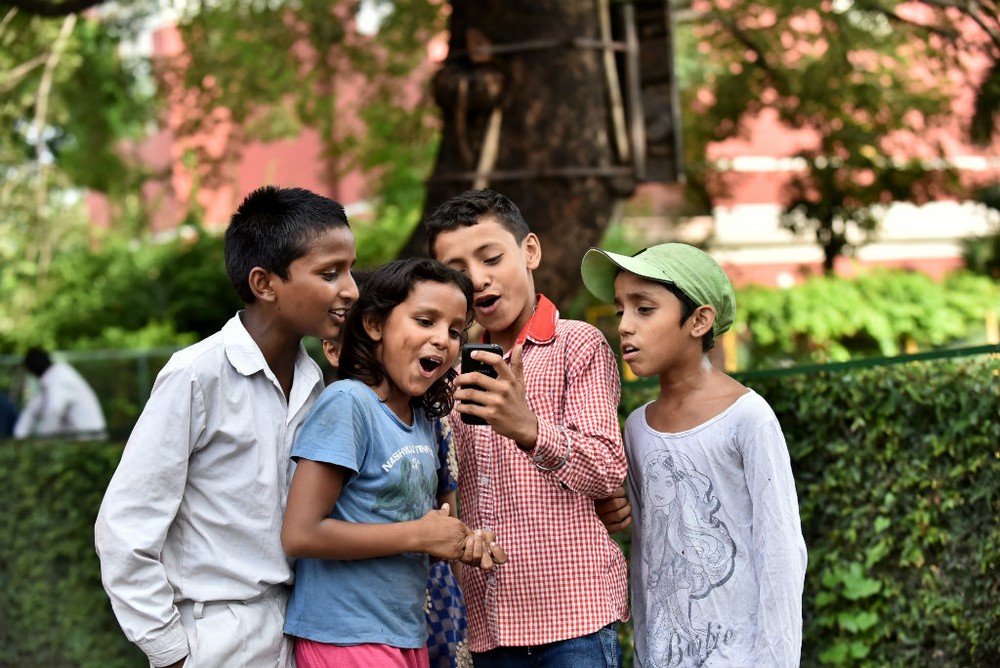 一所學校的兒童正在看手機。（示意圖源：UNICEF）