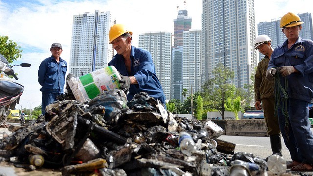各職能機關對阮友景街道加強清除垃圾工作。（圖源：黎潘）