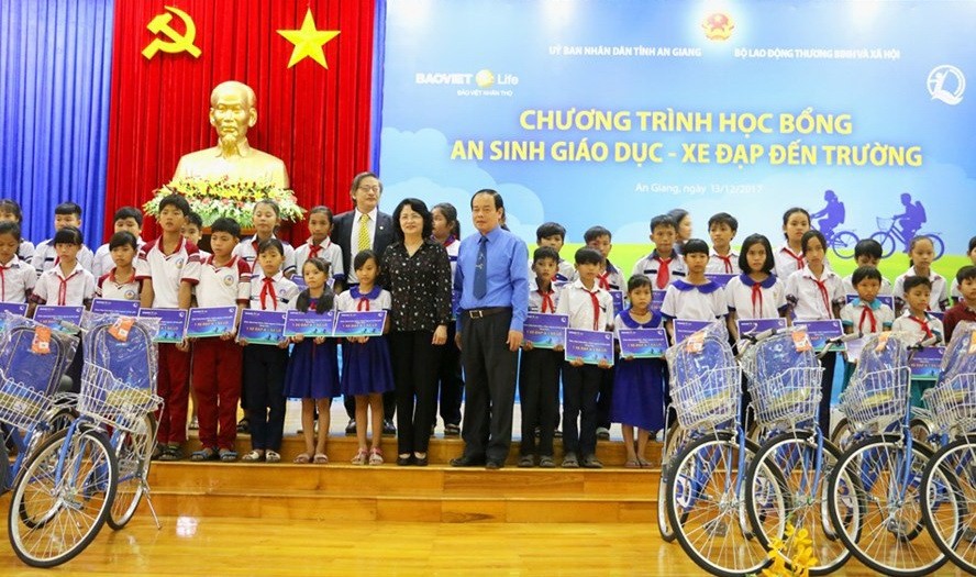 國家副主席鄧氏玉盛向家境貧困但好學的學生贈送100輛自行車、100個背包與100份“教育民生-上學自行車”助學金。（圖源：陸松）