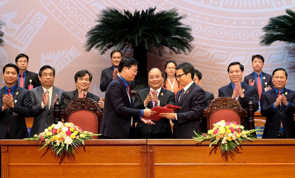 阮春福總理見證政府與共青團中央簽署聯席決議儀式。（圖源：光孝）