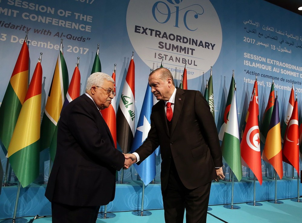 土總統埃爾多安（右）與巴勒斯坦國總統阿巴斯在會議後的新聞發佈會上。（圖源：AP）